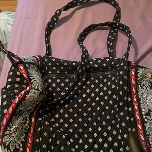 WOMANS CARRYING BAG. QUILTED WITH ZIPPER NICE BAG.